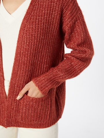 Cardigan 'Daisy' VERO MODA en rouge