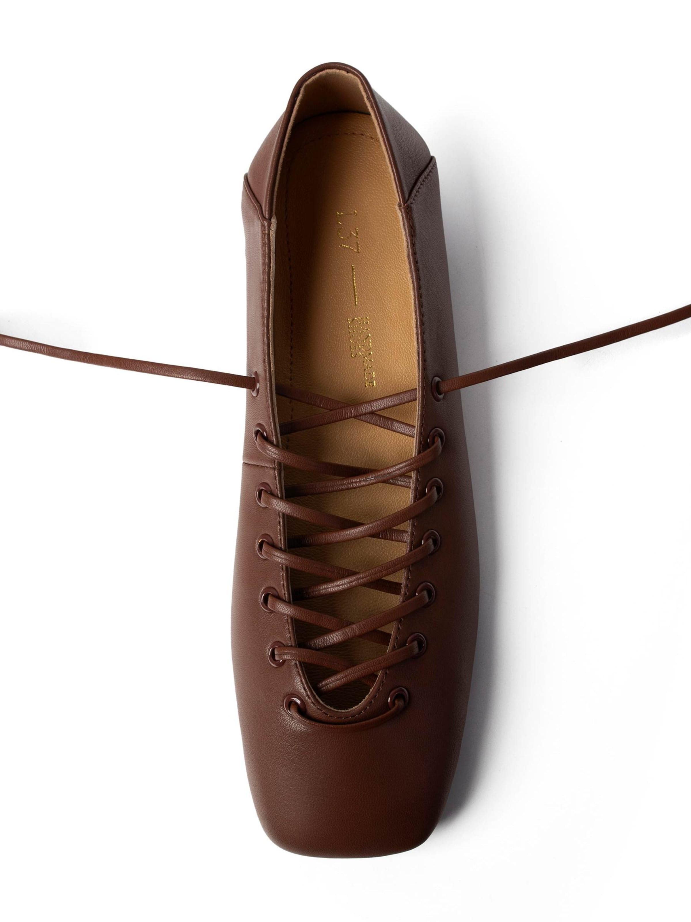 L37 HANDMADE SHOES Ballerina met riempjes 'IN THE SHAPE OF YOU' in Bruin