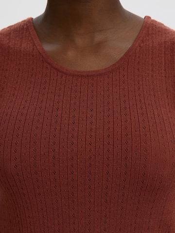 SELECTED - Top de punto en rojo