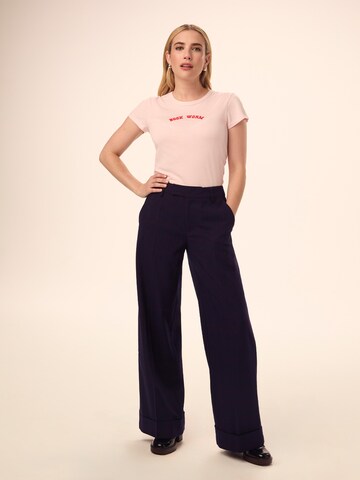 Daahls by Emma Roberts exclusively for ABOUT YOU Wide leg Pleated Pants 'Georgina' in Blue: front