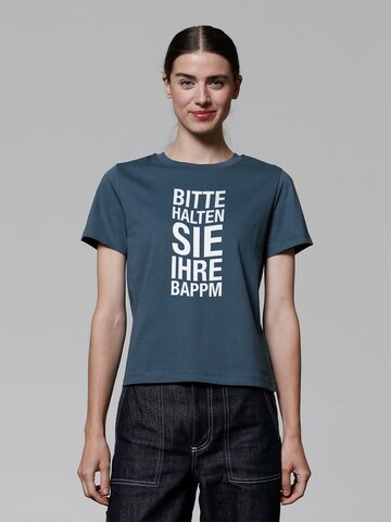 Watapparel Shirt ' Bitte Halten Sie Ihre Bappm ' in Blauw: voorkant