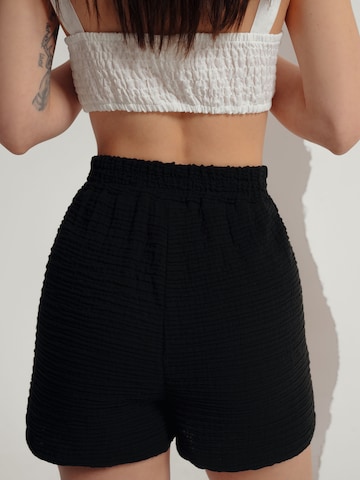 A LOT LESS Regular Trousers 'Cami' in Black