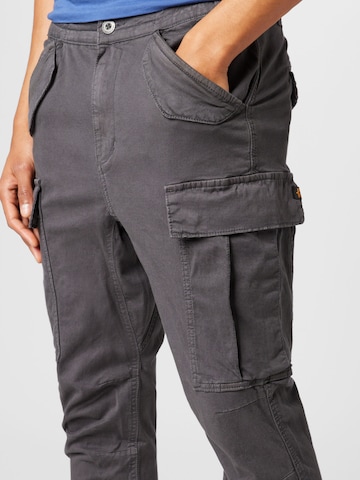 Effilé Pantalon cargo 'Airman' ALPHA INDUSTRIES en gris