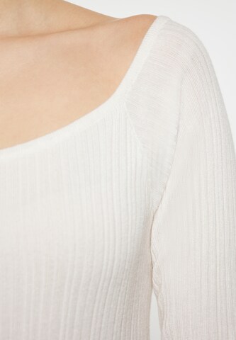 NAEMI Knitted dress in White