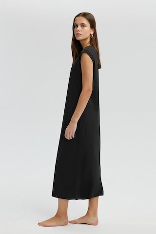 Robe Touche Prive en noir : devant