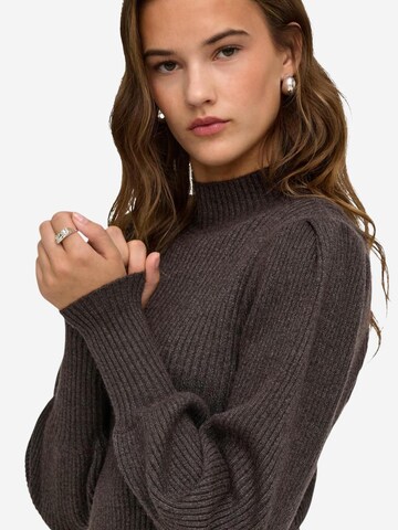 Pullover '15232494' di ONLY in marrone