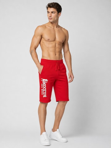 Boxeur des Rues - regular Pantalón deportivo 'Herren Bermudashorts aus Baumwolle Boxeur des Rues, Rot, Weißes vertikales Logo' en rojo