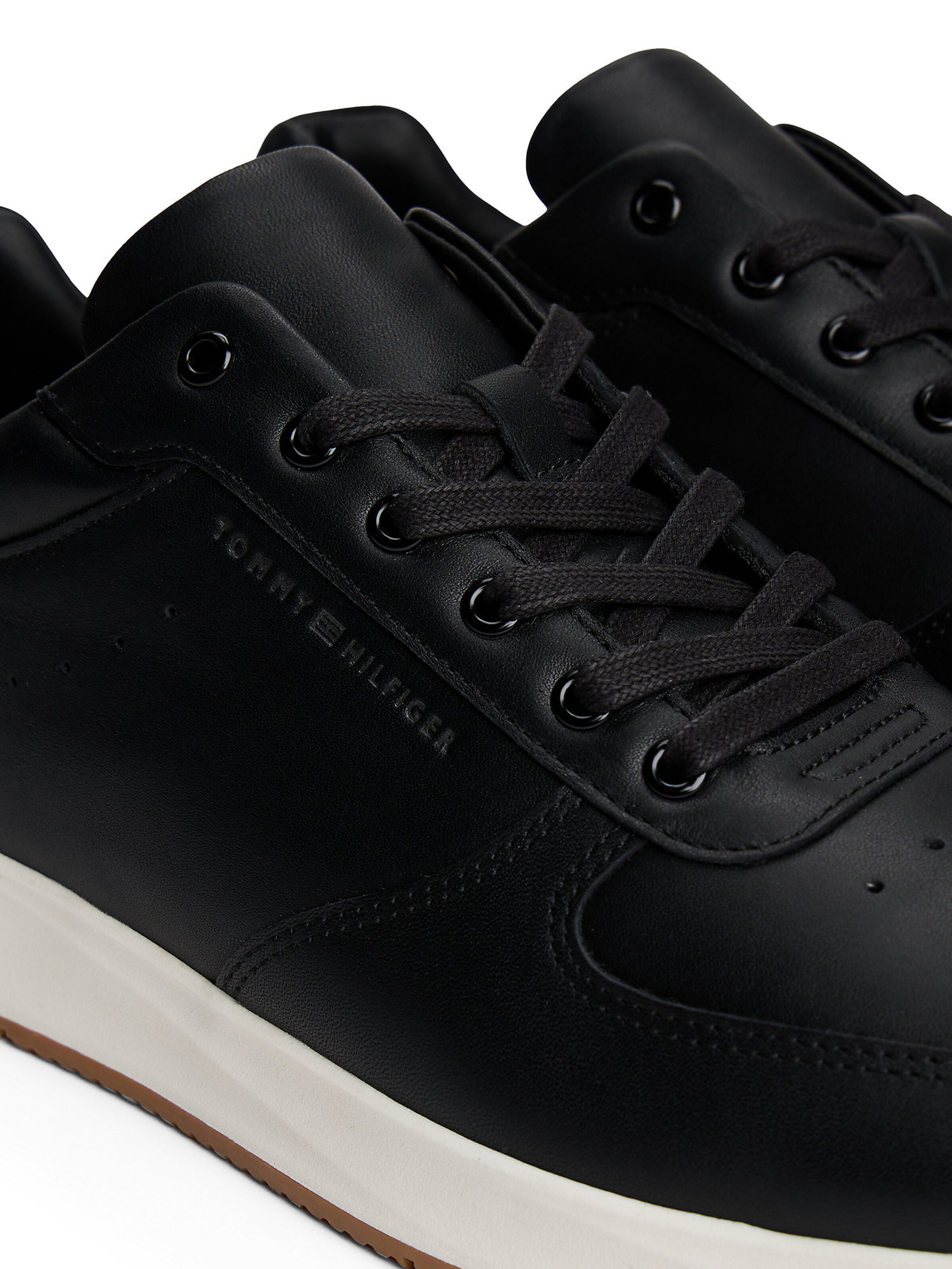TOMMY HILFIGER Sneaker in Schwarz