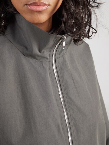 Veste mi-saison 'Suki' WEEKDAY en gris