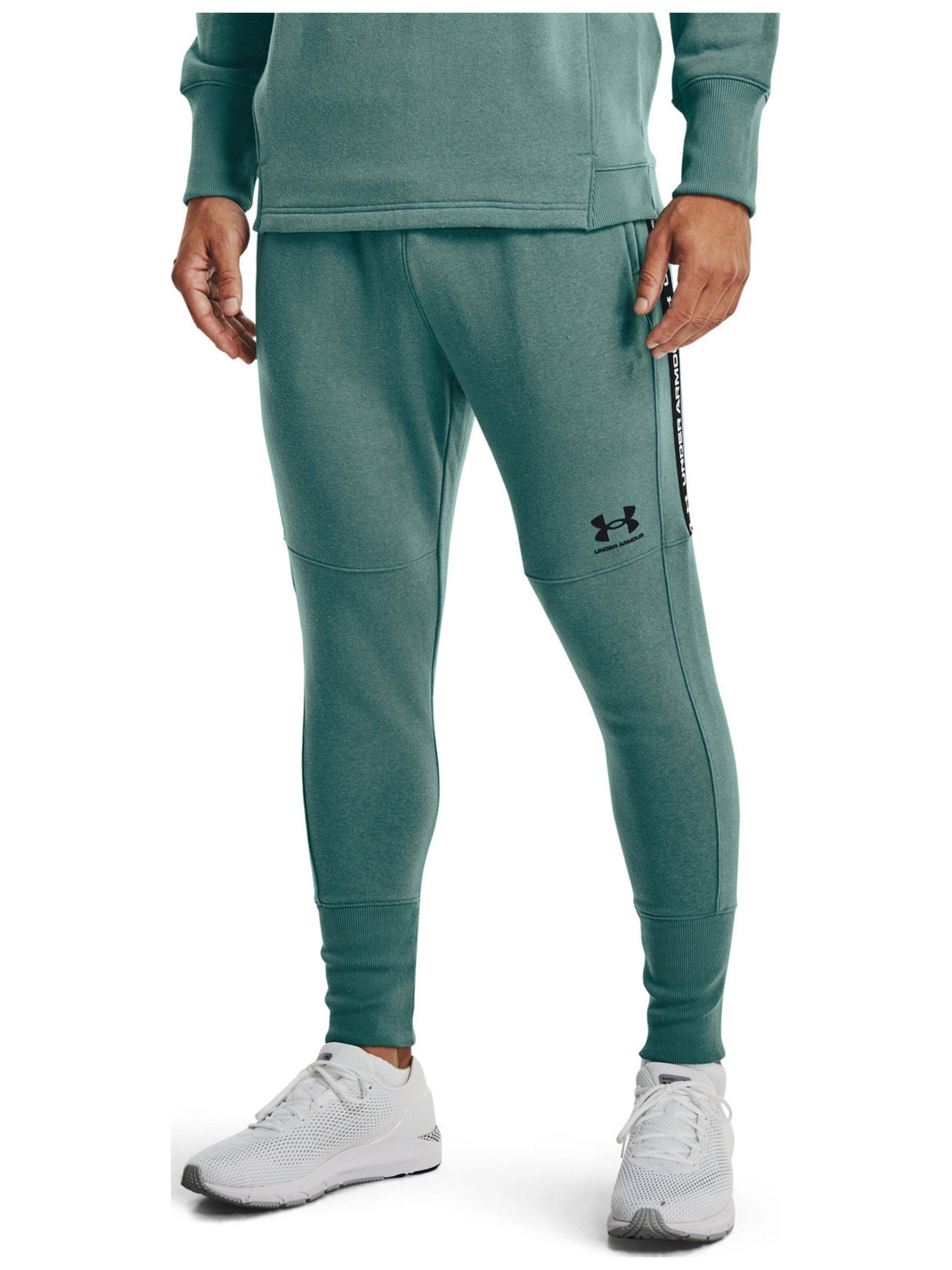 regular Pantaloni sportivi 'Accelerate Off-Pitch' di UNDER ARMOUR in verde: frontale