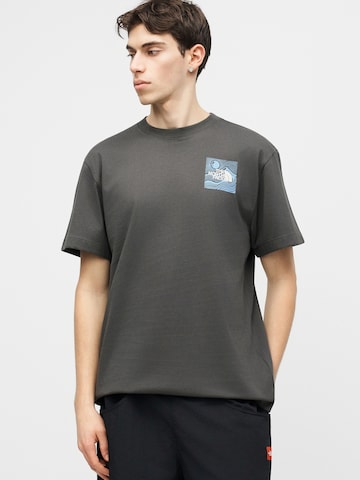 THE NORTH FACE Póló 'MOUNTAIN ESCAPE' - szürke