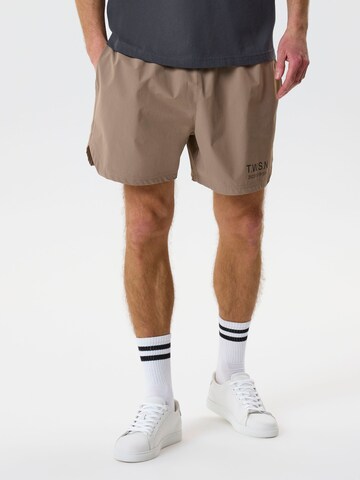 TWO SOON regular Bukser i brun: forside