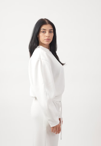 Elara Sweatshirt in White