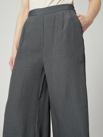 Guido Maria Kretschmer Women - Pierna ancha Pantalón plisado 'Mira' en gris
