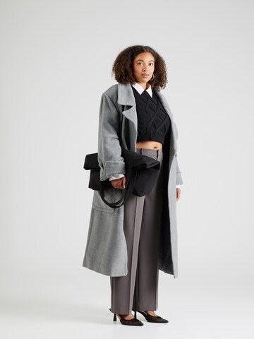 Wide leg Pantaloni cu dungă 'Carberry' de la ONLY Carmakoma pe gri