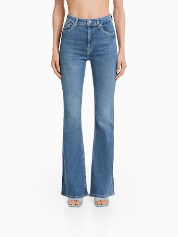 Bershka Flared Jeans in Blauw: voorkant