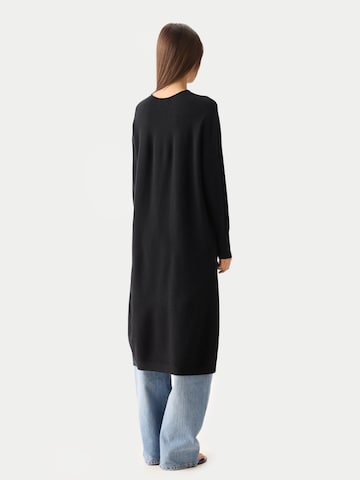 GOBI Cashmere Stickad klänning 'Gobi Cashmere Side-Slit Maxi Dress' i svart
