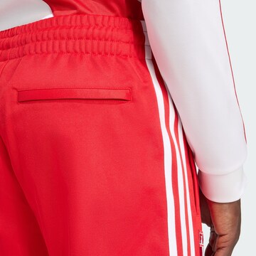 ADIDAS ORIGINALS - Slimfit Pantalón 'Peru' en rojo