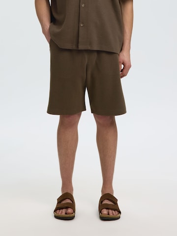 SELECTED Loose fit Trousers in Brown: front