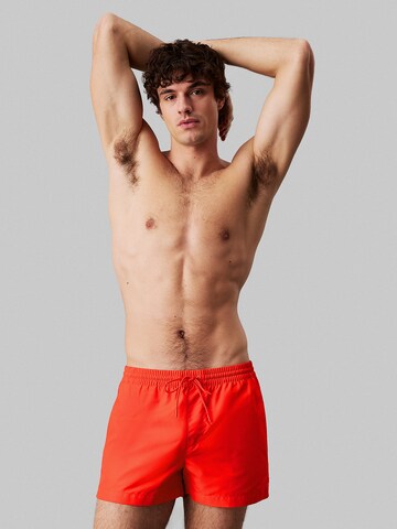 Calvin Klein Swimwear Zwemshorts in Rood: voorkant