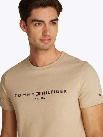 Regular fit Maglietta di TOMMY HILFIGER in marrone