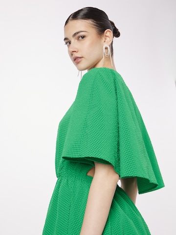 Rochie 'Dottie' de la Essentiel Antwerp pe verde