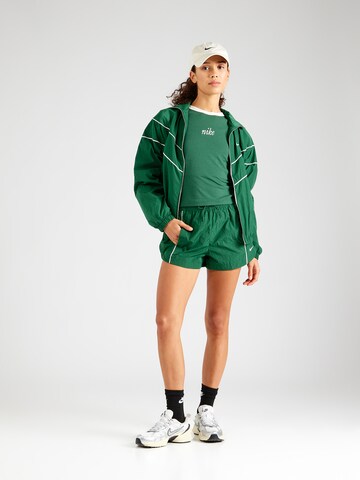 Tricou de la Nike Sportswear pe verde