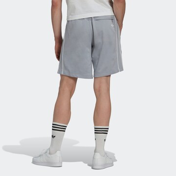 ADIDAS ORIGINALS - regular Pantalón 'Rekive' en gris