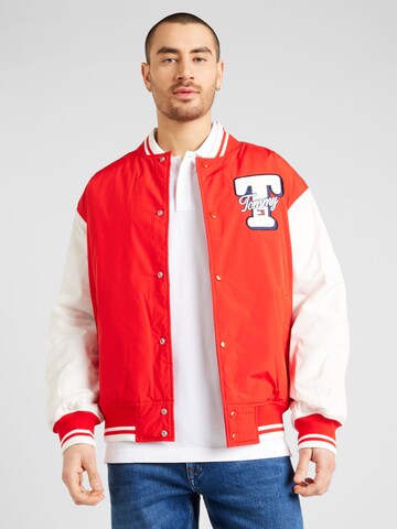 Tommy Jeans Демисезонная куртка в Красный: спереди