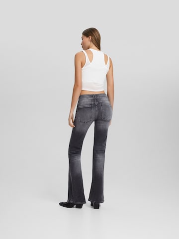 Bershka Bootcut Jeans in Grau