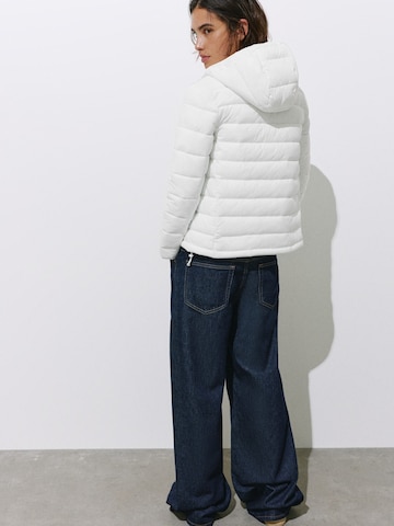 Veste d’hiver Pull&Bear en blanc