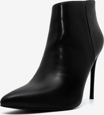 CRISTIN Ankle Boots in Black: front