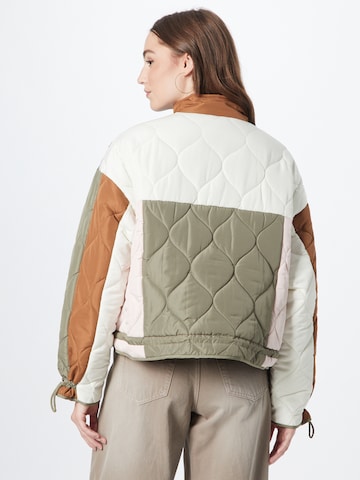 Coster Copenhagen Kevad-sügisjope 'Patchwork padded jacket', värv roheline