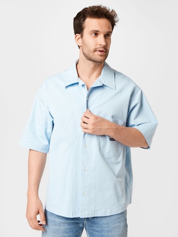 Tommy Jeans Comfort fit Koszula w kolorze niebieski: przód