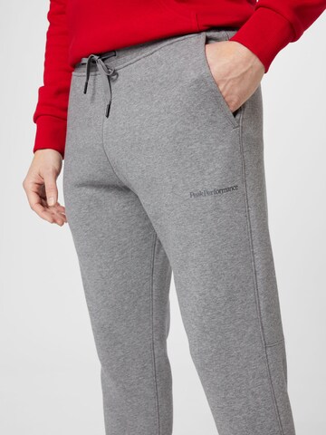 PEAK PERFORMANCE - Tapered Pantalón deportivo 'Mel' en gris