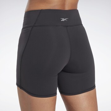 Reebok Skinny Sportshorts in Schwarz