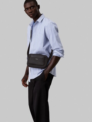 Calvin Klein Schoudertas 'ESSENTIAL' in Zwart