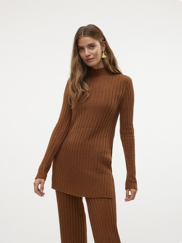 SOMETHINGNEW Sweater in Brown: front