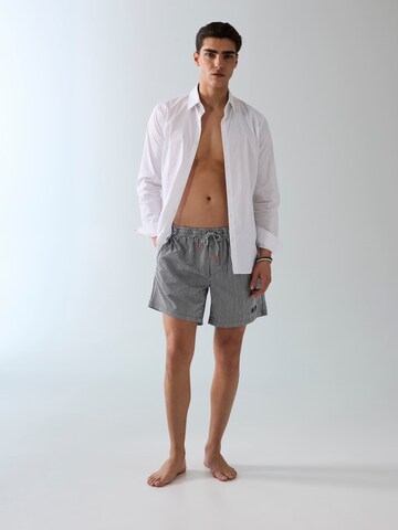 GUESS Badeshorts in Blau