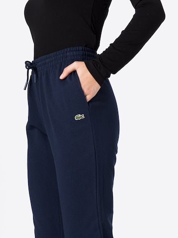 LACOSTE Tapered Byxa i blå