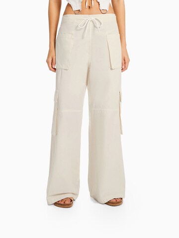 Bershka Wide leg Cargo jeans in Beige: front