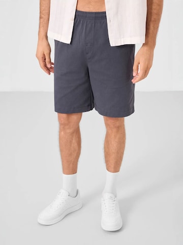 Pantalon chino Tommy Life en gris : devant