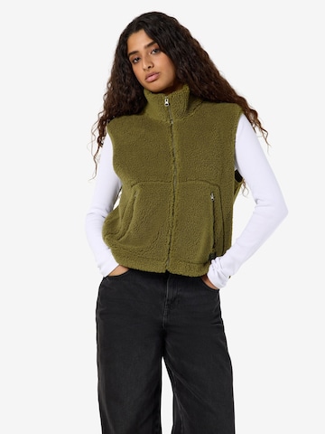 Noisy may Vest 'NMMasey' in Green: front