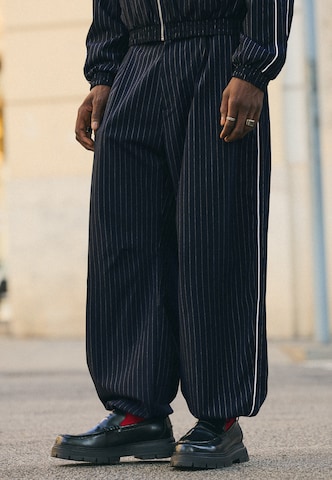 Bershka Wide Leg Laskoshousut värissä sininen: etupuoli
