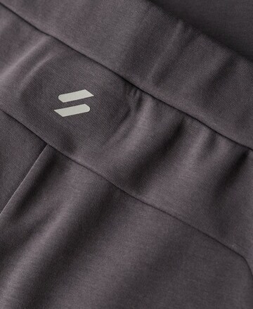 Superdry Tapered Sportbyxa i grå