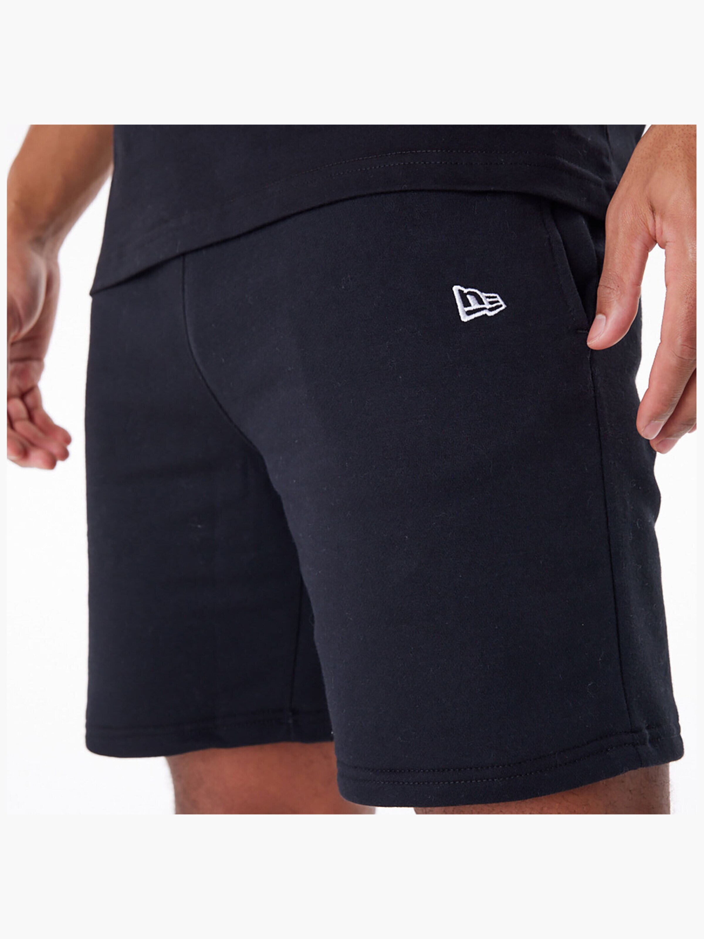 regular Pantaloni sportivi 'New Era Essentls Short' di NEW ERA in nero