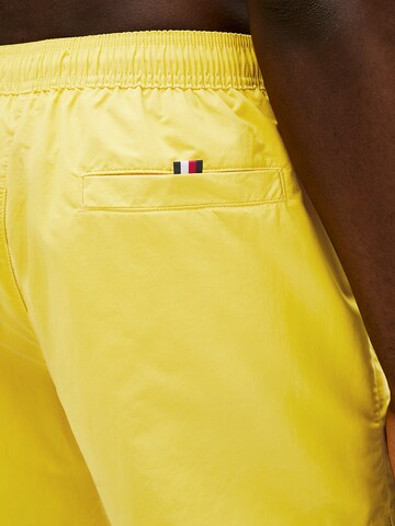 TOMMY HILFIGER Badeshorts in Gelb