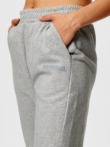 Effilé Pantalon de sport Hummel en gris