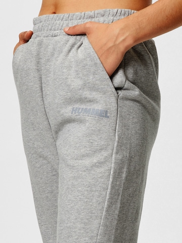 Hummel Tapered Sporthose in Grau