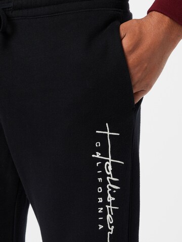 HOLLISTER Zúžený Kalhoty – černá